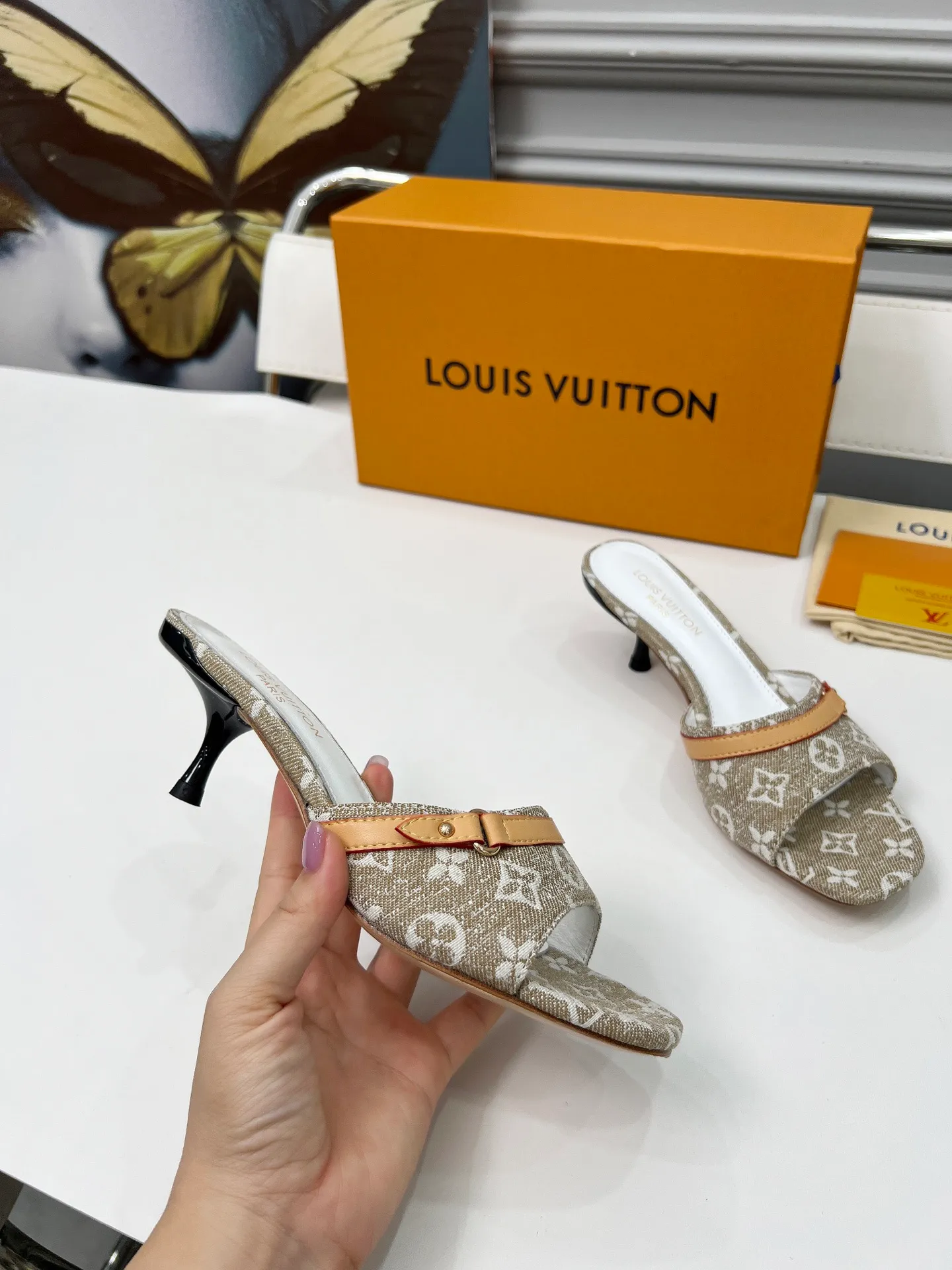 👟👟Ex-factory price 440👟👟 LV new denim kitten heel slippers 2025 summer must-have for goddesses, original replica, super comfortable on the feet. Show off the queen's temperament, the heel height is 9.5CM, which shows your temperament without being tiring. Leather outsole. Standard code: 35-42 (41 and 42 codes are customized, non-returnable and non-exchangeable)